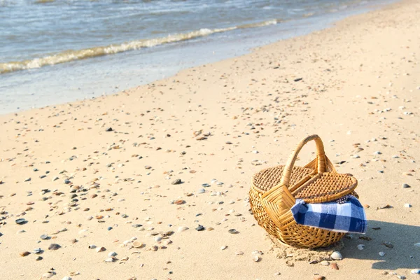 Cesta de piquenique na praia — Fotografia de Stock