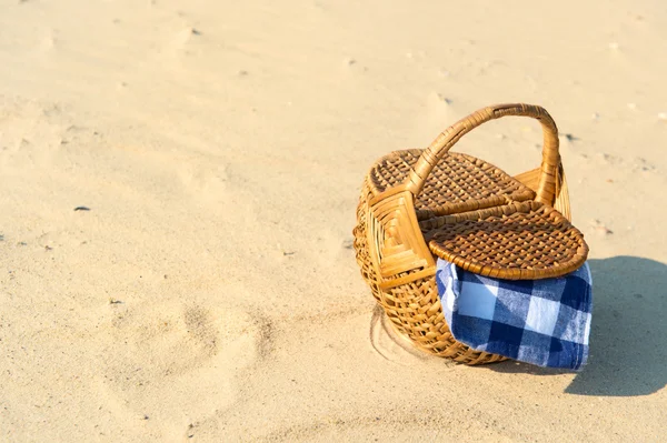 Cesta de picnic en la playa — Foto de Stock