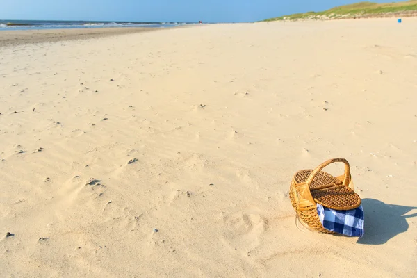 Kosz piknikowy na plaży — Zdjęcie stockowe