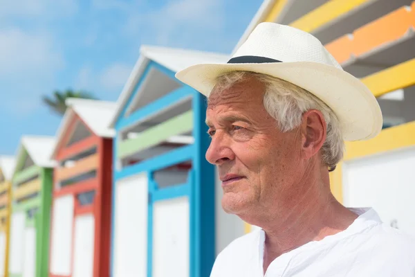 Uomo anziano in spiaggia — Foto Stock