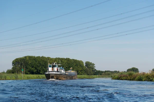 Boot auf dem Fluss — Stockfoto