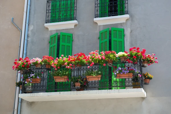 Francuski balkon z kwiatami — Zdjęcie stockowe