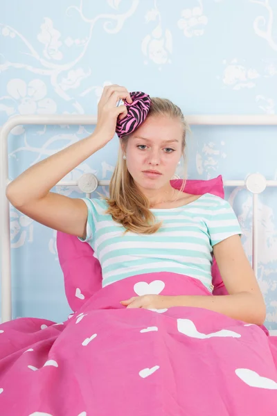 Teenager Mädchen mit Kopfschmerzen — Stockfoto