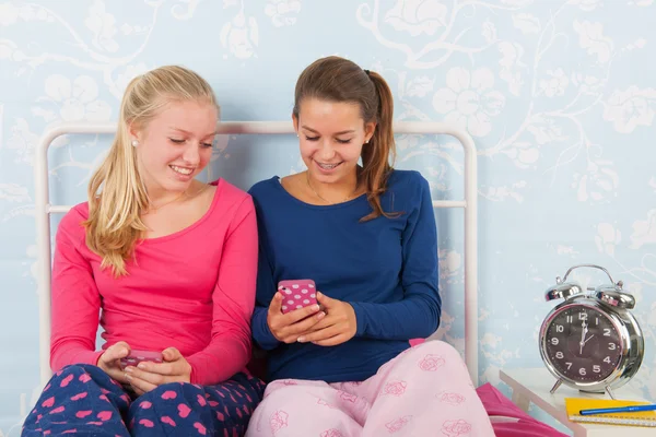 Teen girls with smartphones — Stock Photo, Image