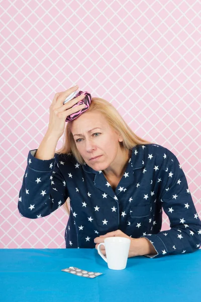 Frau mit Kopfschmerzen — Stockfoto