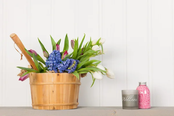 Sauna emmer met boeket bloemen — Stockfoto