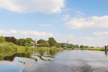 Hollanda Yeldeğirmeni Nehri yakınında