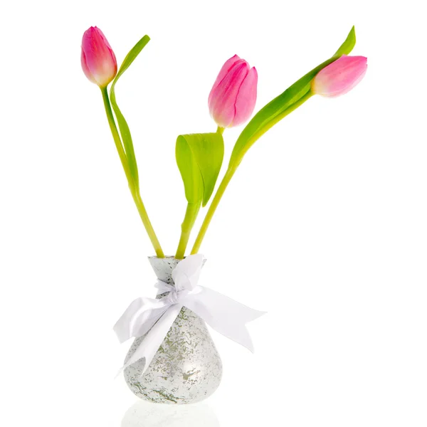 Tulipany w wazonie srebrny — Zdjęcie stockowe