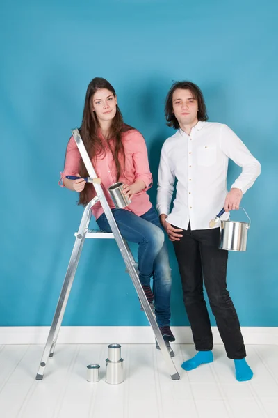 Pareja joven pintando casa —  Fotos de Stock