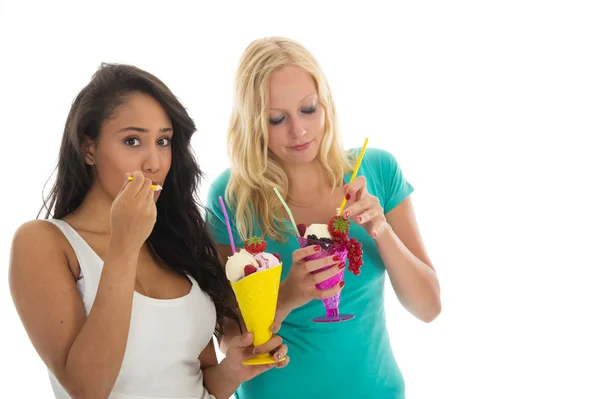 Mujer comiendo helado — Foto de Stock