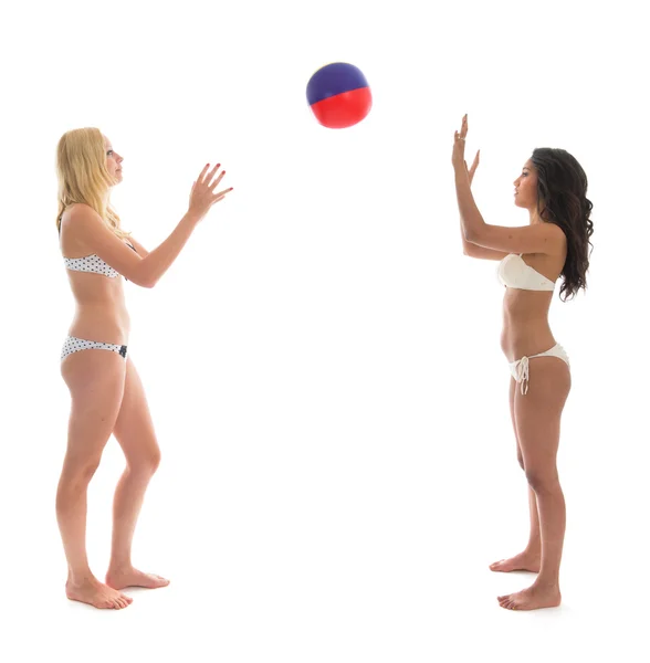 年轻的成年女性玩沙滩球 — 图库照片