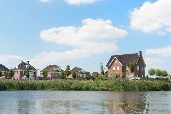 Moderne huizen in de buurt van de rivier — Stockfoto