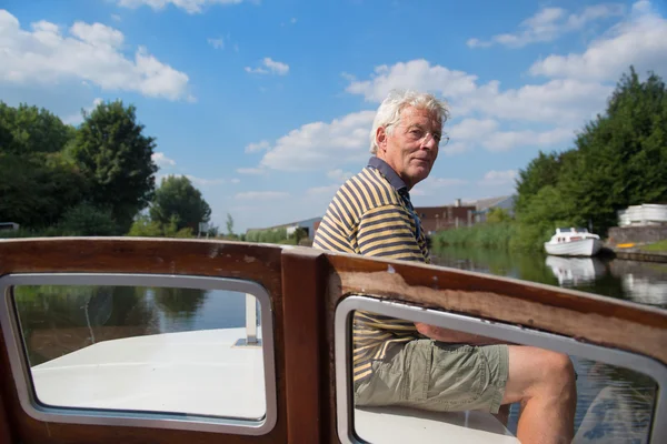 Homme assis sur le bateau — Photo