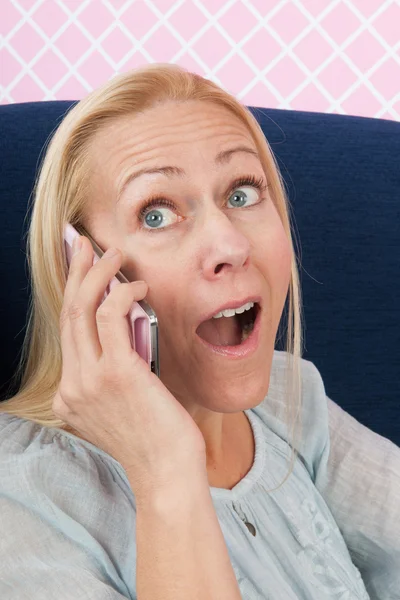 Mujer en el teléfono recibiendo noticias increíbles —  Fotos de Stock