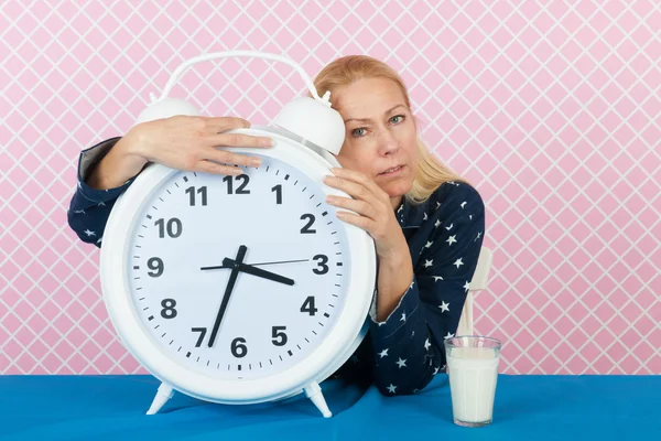 Mujer con insomnio y gran despertador — Foto de Stock