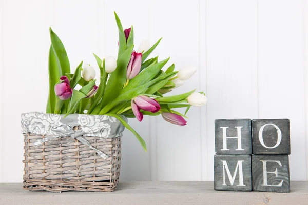 Tulipány váza doma — Stock fotografie