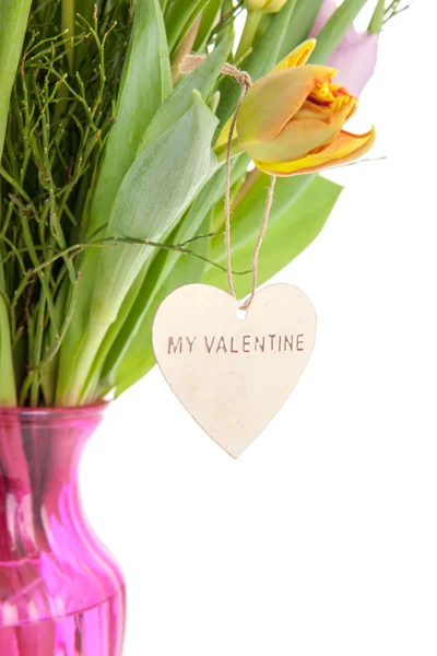 Tulpaner i vas för Valentine — Stockfoto