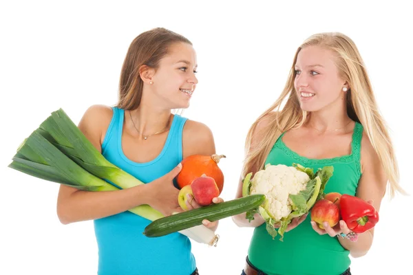 新鲜蔬菜和水果的青少年女友 — 图库照片