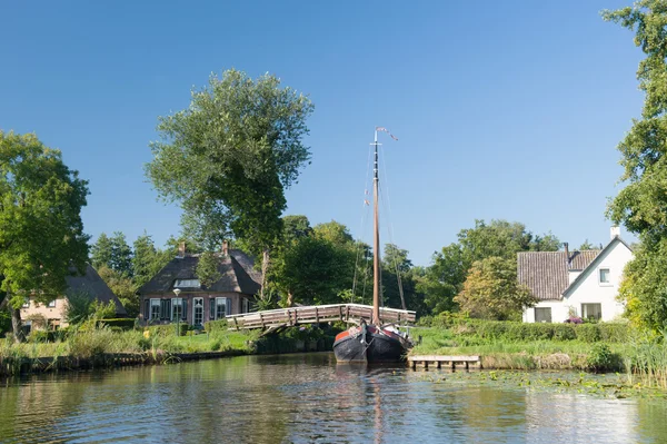 Avec bateau dans le village néerlandais — Photo