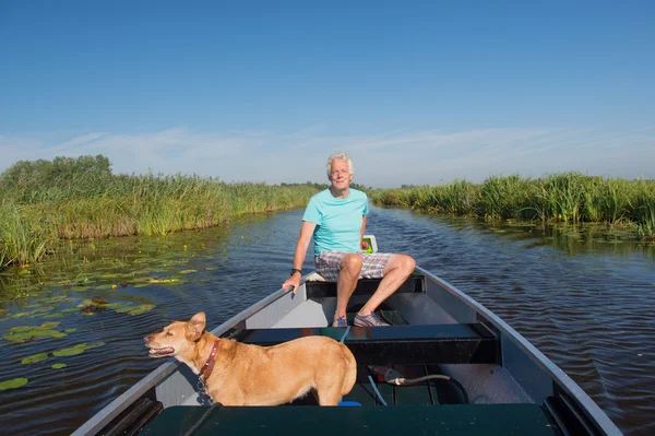 Kanufahren mit Hund — Stockfoto © PixelsAway 74345583