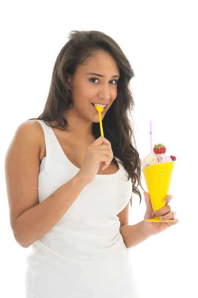 Mulher negra comendo sorvete de frutas em vidro — Fotografia de Stock