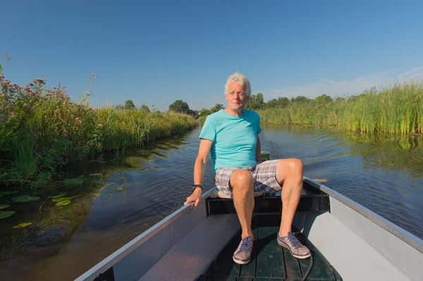 Senior man in de motorboot — Stockfoto