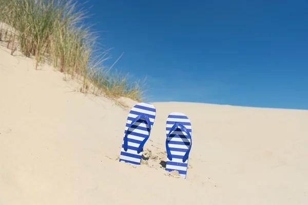 Chinelos na areia — Fotografia de Stock