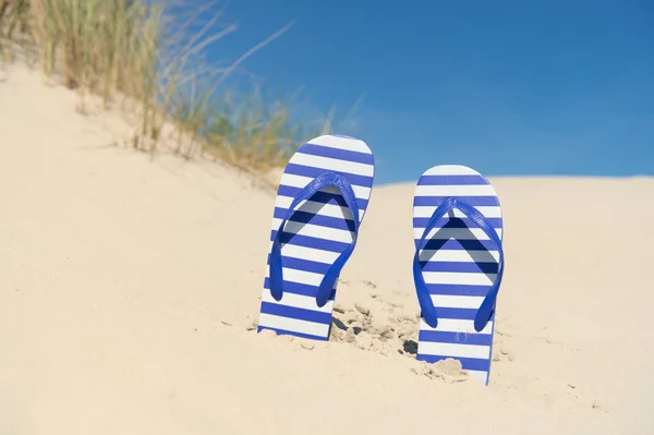 Flip flops in sand — Stock Photo, Image