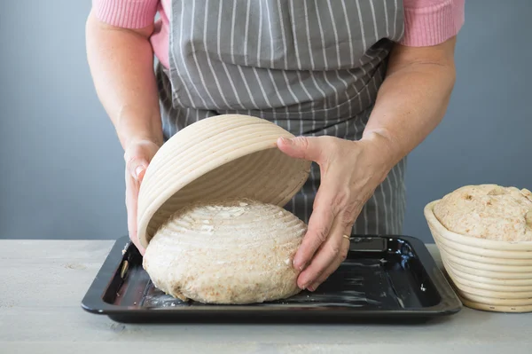 Woman baking bread — Stock Photo, Image