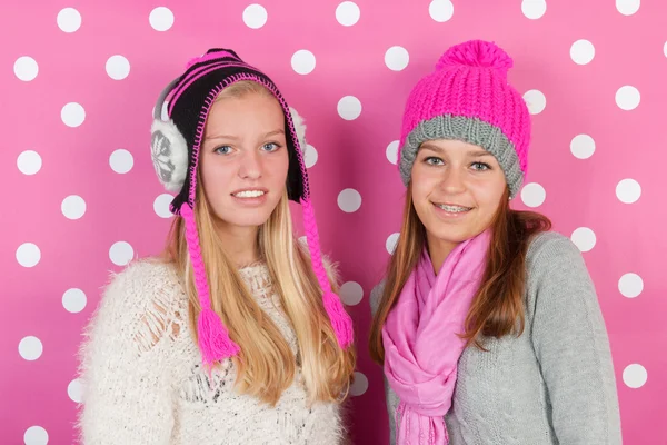 Portret vriendinnen in de winter — Stockfoto