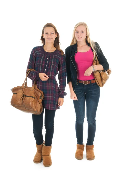 Школьницы со школьными портфелями — стоковое фото