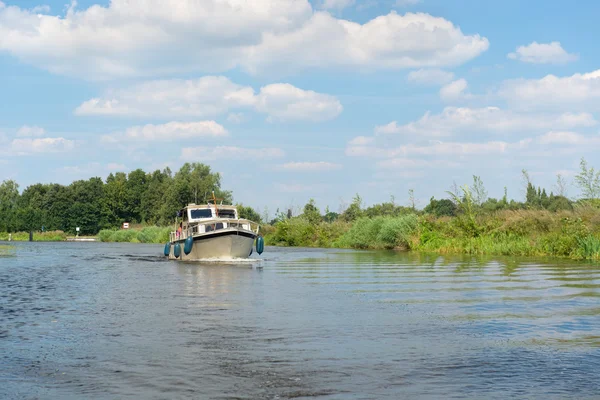 Holenderski rzeki z małą łódź — Zdjęcie stockowe