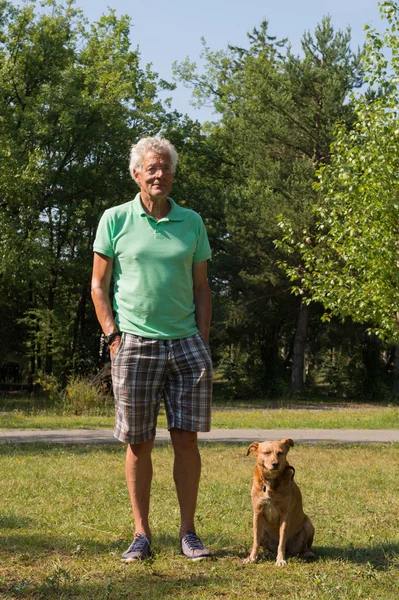 Homme avec chien en plein air — Photo