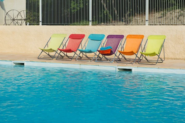 Sedie colorate in piscina — Foto Stock