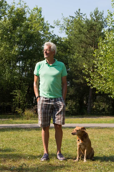 Man met hond buiten — Stockfoto