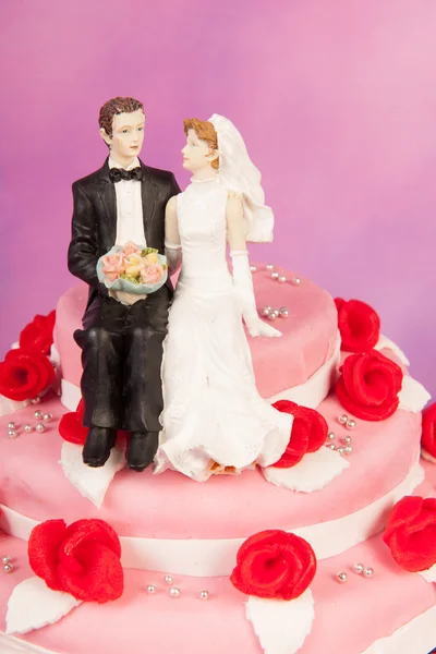 Couple sur le gâteau de mariage — Photo