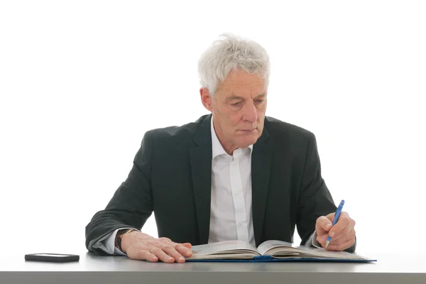 Homem de negócios lendo um manual — Fotografia de Stock