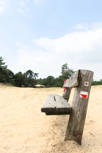 Empty wooden bench — Stock Photo, Image