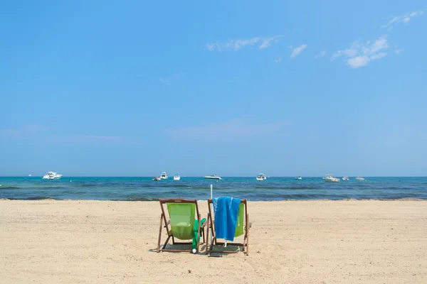 Stranden med tomma stolar — Stockfoto