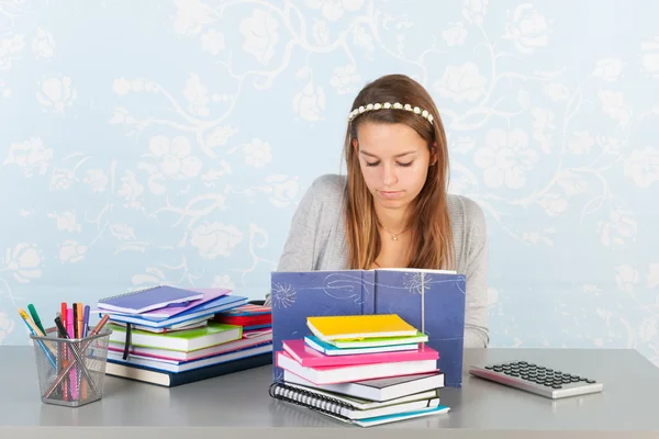 Adolescente chica con tarea — Foto de Stock