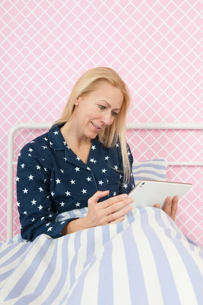 Woman with tablet — Stock Photo, Image