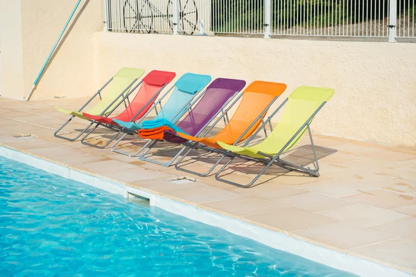 Coloridas sillas en la piscina — Foto de Stock