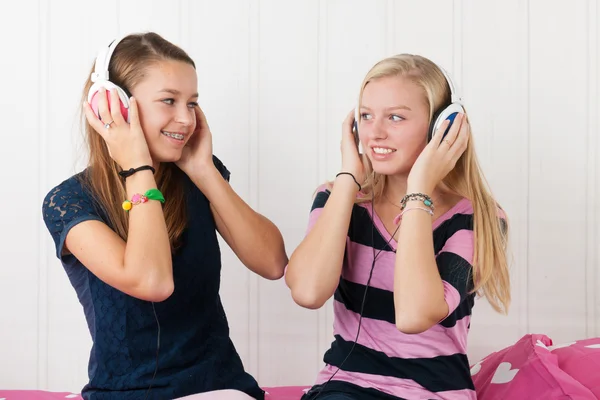 Meninas adolescentes com fones de ouvido — Fotografia de Stock