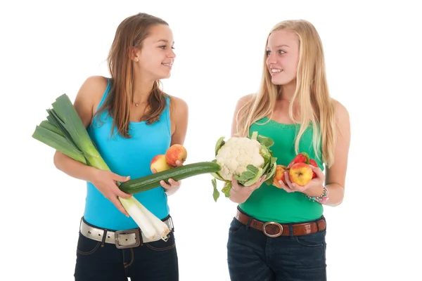 Ado copines avec des légumes frais et des fruits — Photo