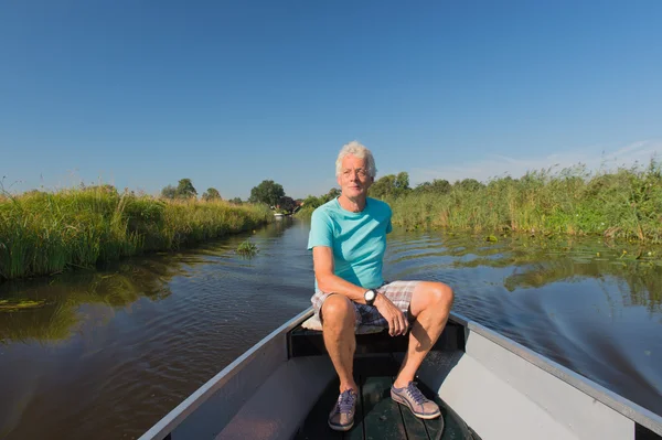 Senior man in de motorboot — Stockfoto