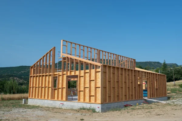 Bau eines Holzhauses — Stockfoto