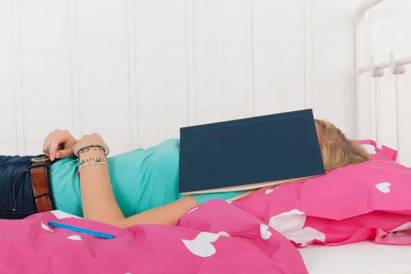 Dormire sotto un libro scolastico — Foto Stock