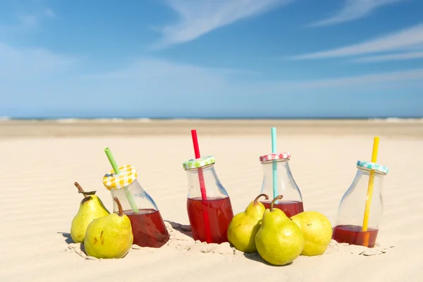 Limonada y fruta en la playa — Foto de Stock