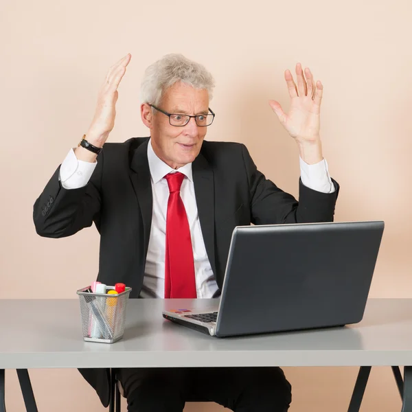 Uomo anziano in ufficio — Foto Stock