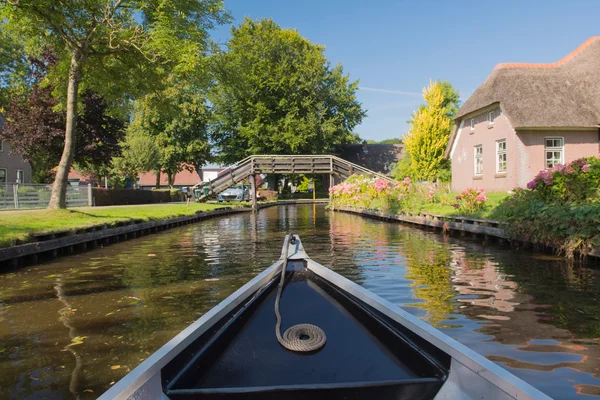 Bateau dans le village néerlandais Giethoorn — Photo